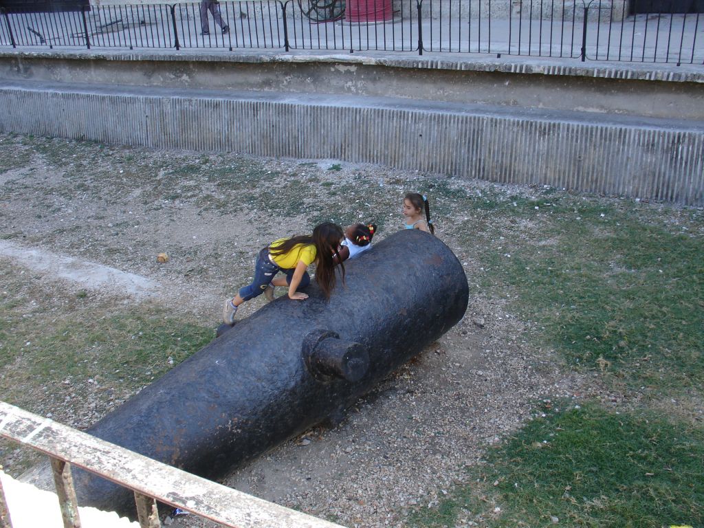 Auf einer alten Kanone spielten Kinder.