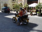 Familie auf Moped