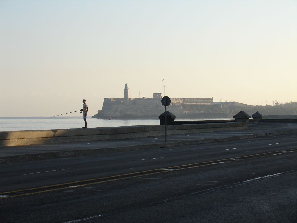 Meinen letzten Tag in Kuba begann ich frühmorgens am Malecon. Weil es Sonntag war, war es ziemlich leer.
