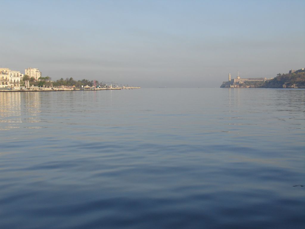 Die Einfahrt in die Bucht von Havanna und damit zu Hafen ist durch eine Burg bewacht.