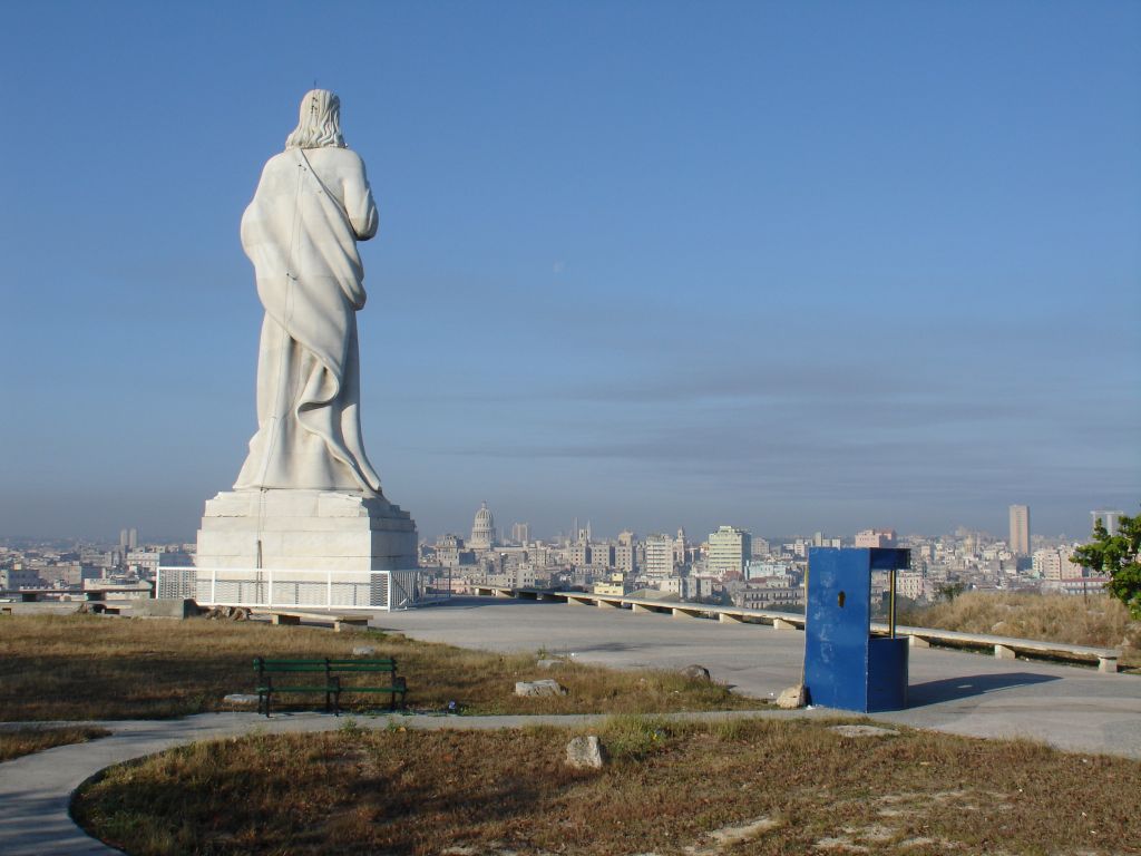 Von der Statue aus hat man einen Blick auf die Altstadt westllich der Bucht.