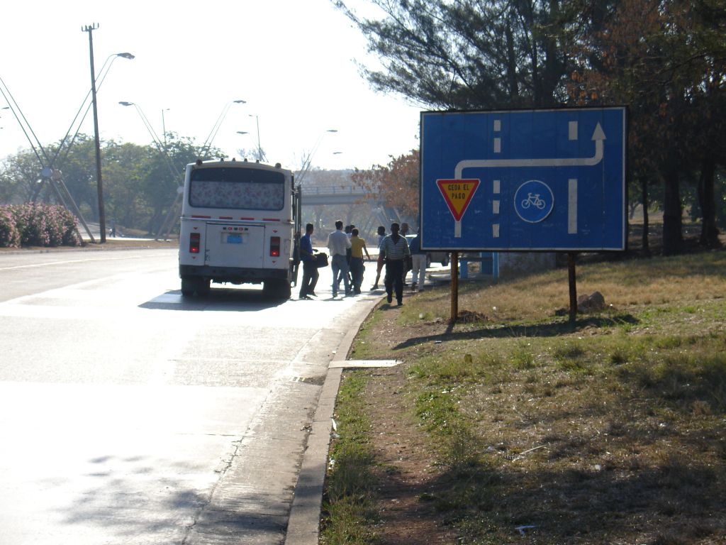 Vor der Ausfahrt werden die Autofahrer noch einmal auf die Fahrradspur hingewiesen.