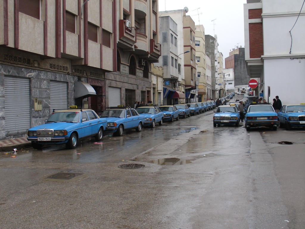 In der Nähe war der Abfahrtsplatz der Grandes Taxis. Dies sind meistens ältere Mercedesse, die weitere Strecken zwischen den Orten fahren und bis zu sechs Fahrgäste transportieren: vier auf der Rückbank und zwei auf dem Beifahrersitz. Wenn der Kofferraum nicht reicht, wird Gepäck auf dem Dach verstaut.