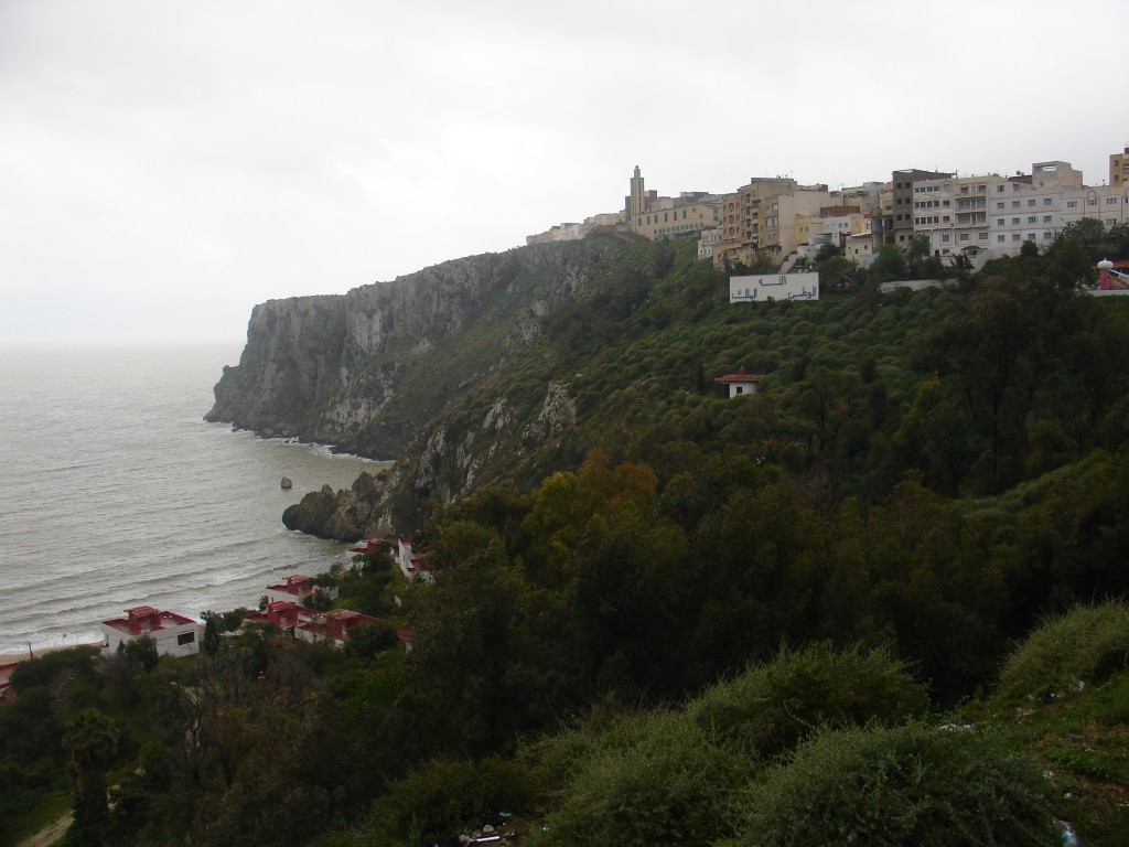 Al Hoceima liegt auf einem Hügel über dem Meer.