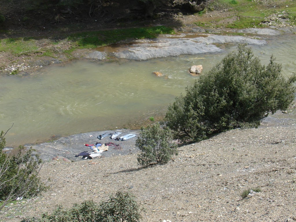 Kleidung liegt nach dem Waschen im Fluss zum Trocknen aus.