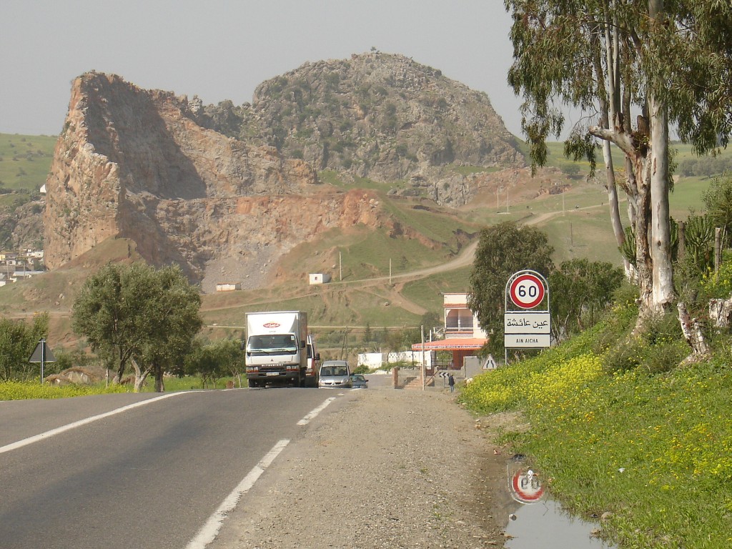 Die Straße führte an einem Steinbruch vorbei.