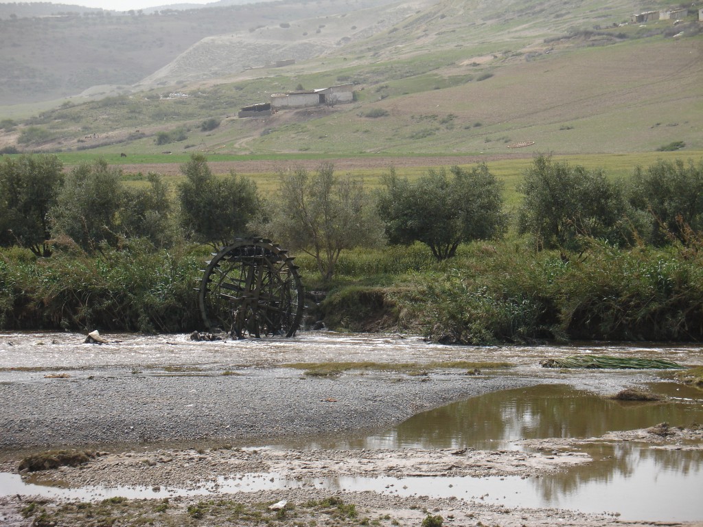 Am Fluss fand sich ein Wasserschöpfrad für die Bewässerung der Felder.