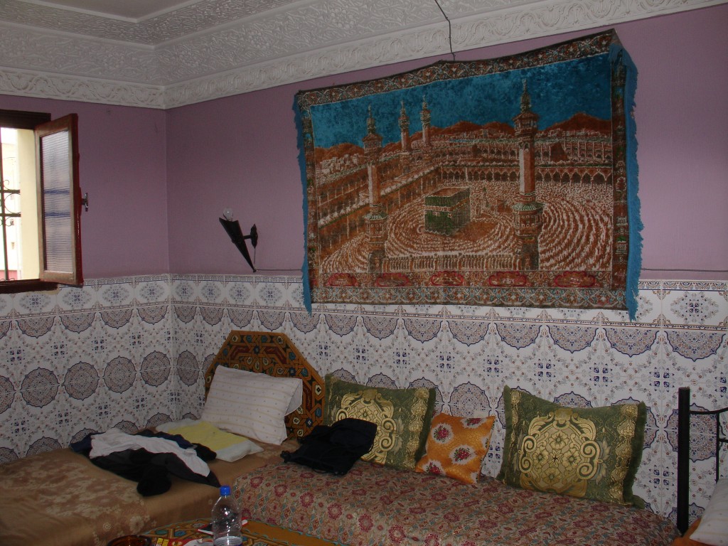 Und so sah das Zimmer aus: Mit einem großen Mekka-Bild an der Wand.