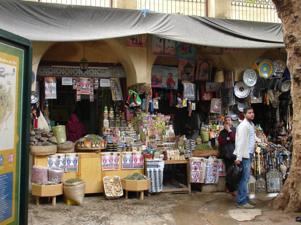 Neben Lebensmitteln werden natürlich auch Andenken und Kunstgewerbe für Touristen an Marktständen angeboten.