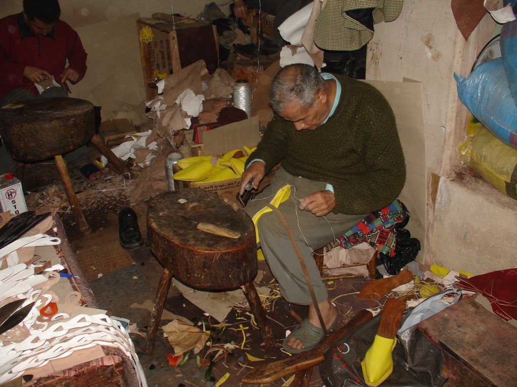 Dieser Mann näht Schuhe aus Leder, das mit Safran gelb gefärbt wurde. Solche Schuhe ziehen viele Männer zum Freitagsgebet in der Moschee an.