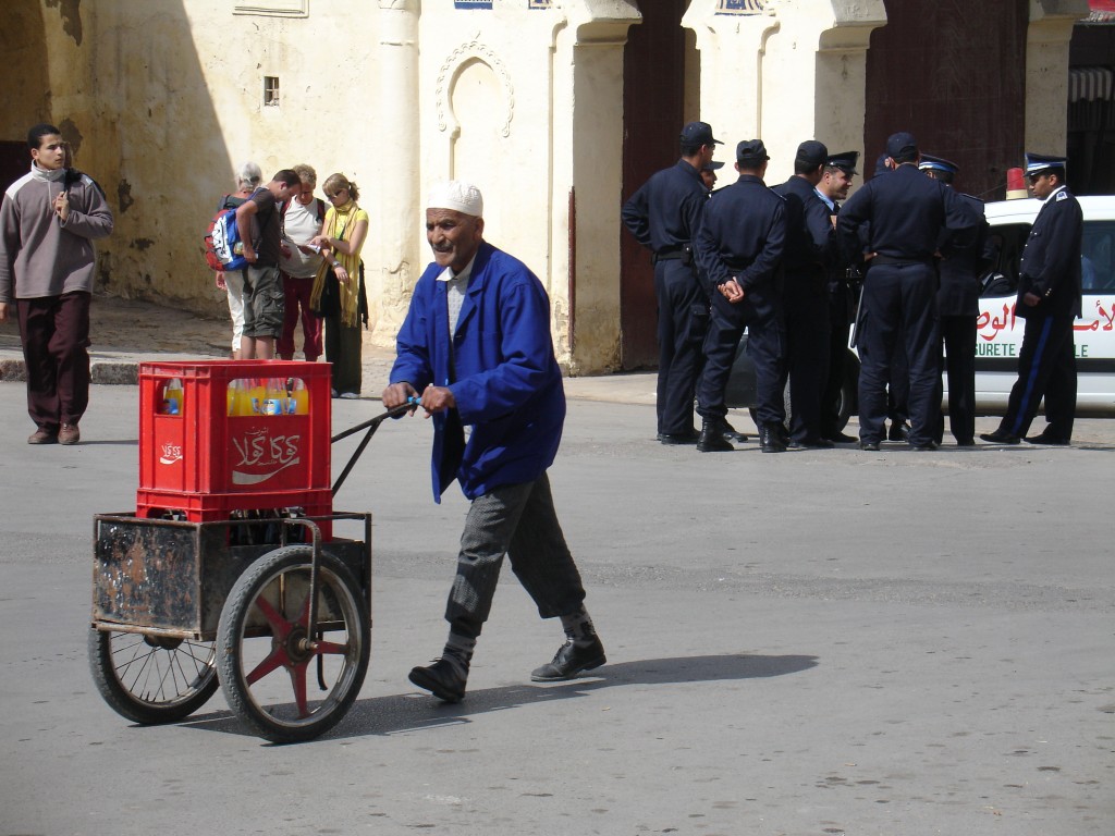 Colakisten werden per Handkarren transportiert ...