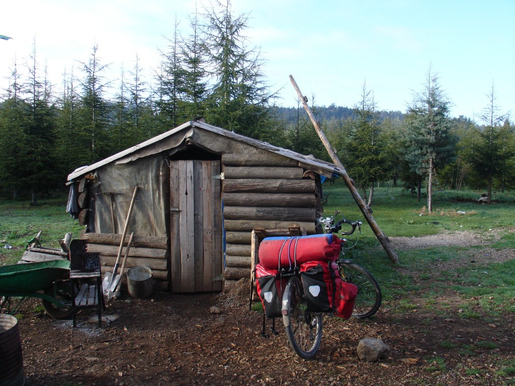 Als ich abends im Regen hier entlang fuhr, hat mich Driss, der in dieser Hütte wohnt, eingeladen, bei ihm zu übernachten. Er hatte einige Jahre in England gelebt und dann eine zweijährige Radtour durch Europa gemacht, bevor er nach Marokko zurückkam.<br />Dieses Bild habe ich am nächsten Morgen gemacht, als wieder die Sonne schien.