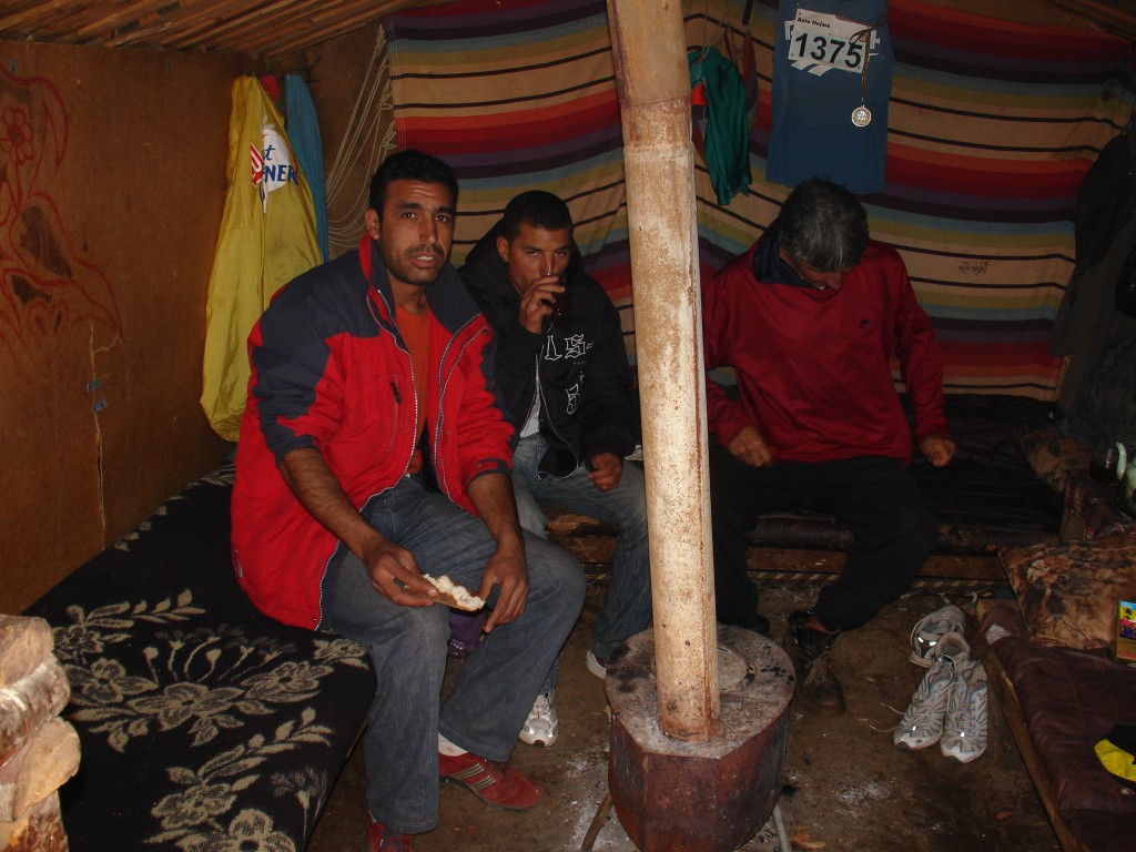 In dieser kleinen Hütte von vielleicht zwei mal drei Metern lebt Driss (rechts) bescheiden und glücklich. Die beiden anderen Männer sind Freunde von ihm.