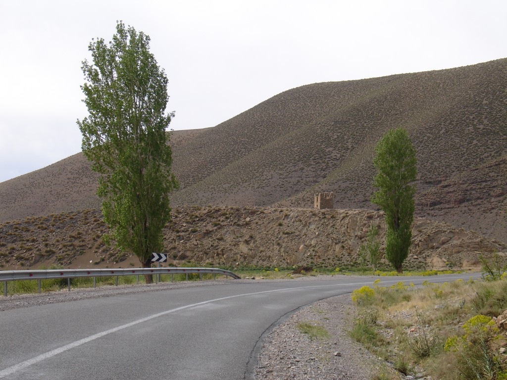 Da der Weg durch das Flusstal ein alte Karawanenweg von der Sahara zur Küste war, gibt es neben Burgen auch viele Wachtürme.