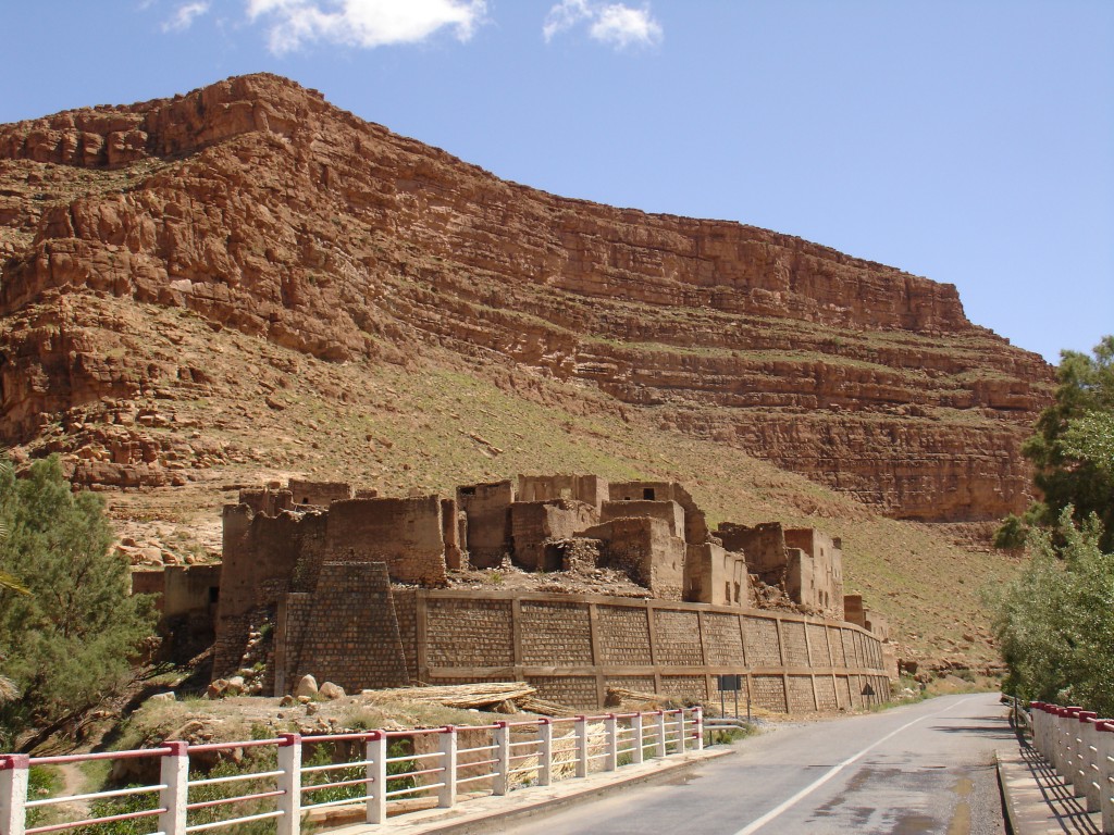 Eine Kasbah steht am Rand der Straße. Entlang des Flusstals führt schon seit Jahrhundeten ein alter Karawanenweg zwischen Sahara und der Mittelmeerküste, dessen Kontrolle strategisch wichtig war.