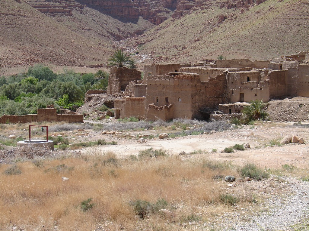 Und im nächsten Dorf findet sich eine weitere Kasbah. Davor ein Brunnen.