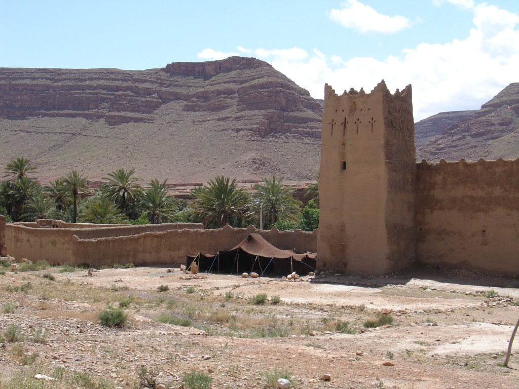 Vor dieser Kasbah steht ein Berberzelt.