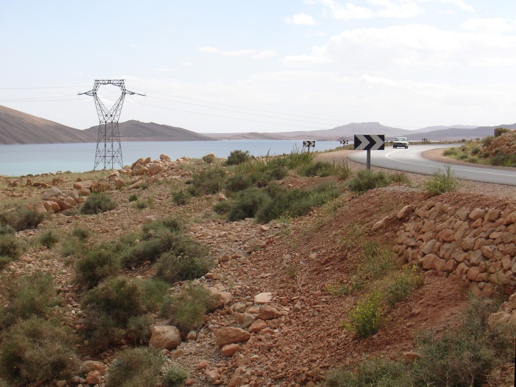 Am Stausee entlang geht es weiter.