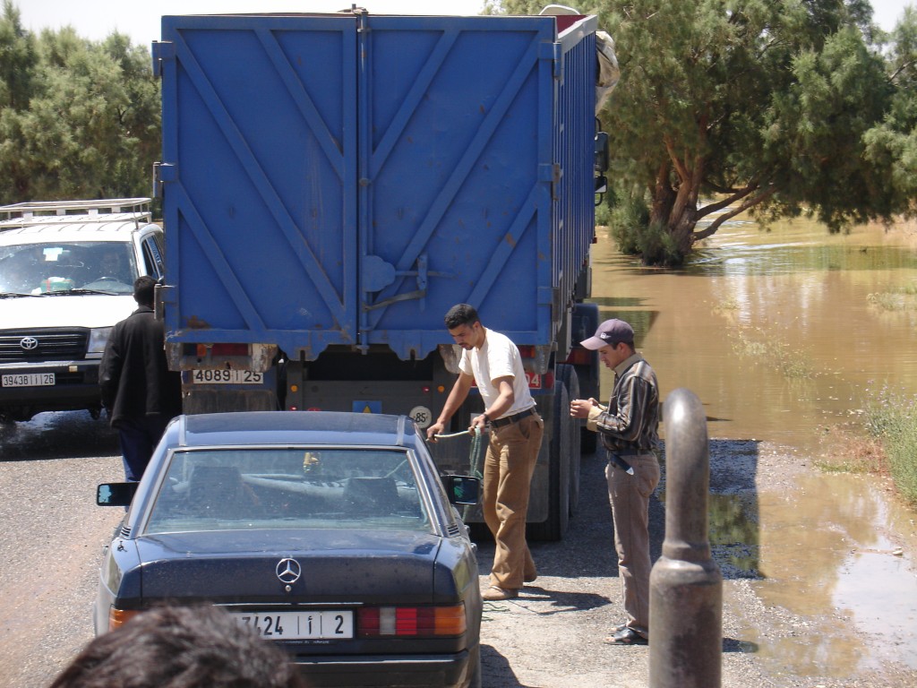 PKWs wurden mit Abschleppseilen an LKWs oder Traktoren gebunden, damit sie im Hochwasser nicht abtrieben.