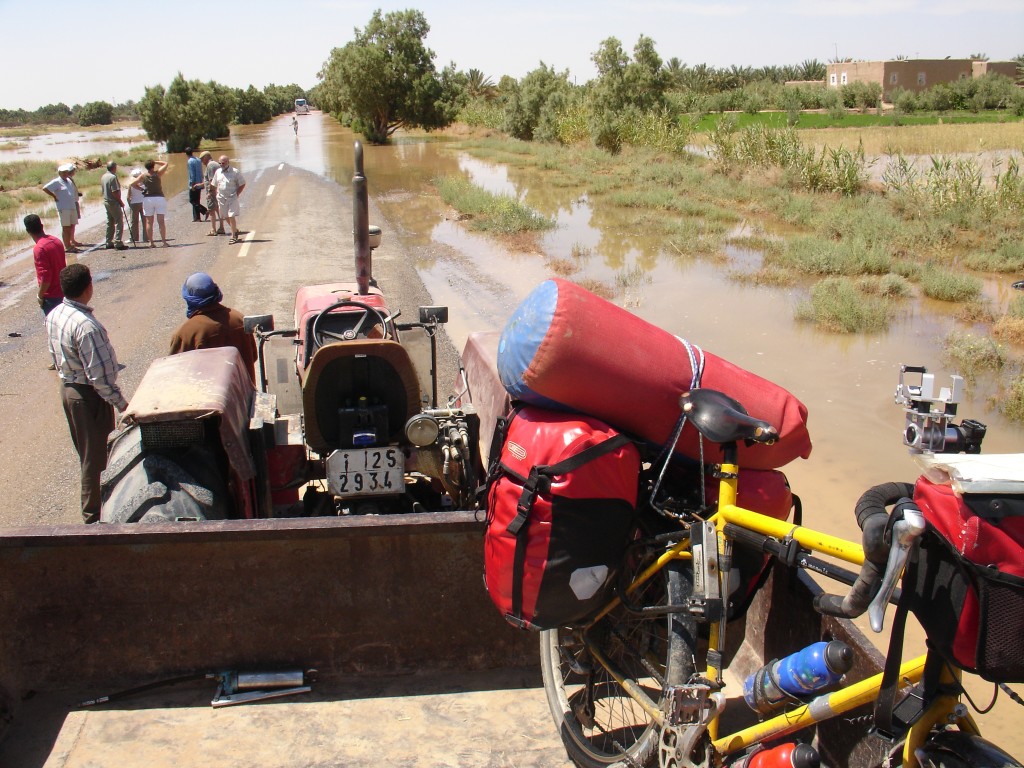 Ich konnte mit meinem Rad auf einem Traktoranhänger durch das Hochwasser fahren, der auch einige Fußgänger mitnahm.