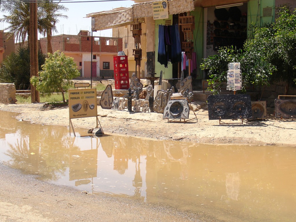 Auch die Straße stand zum Teil unter Wasser.