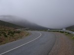 Passstraße im Nebel