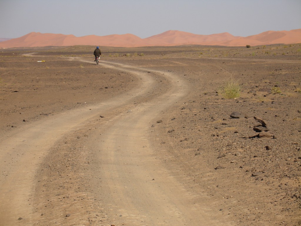 Auf einer Wüstenpiste bin zu den Sanddünen von Erg Chebbi gefahren.<br />Ich war ganz erstaunt, wie fest der Wüstenboden ist und wie gut man darauf fahren kann.