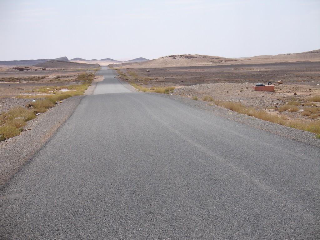 Die Straße durch die Wüste war absolut leer und einsam. Warum, das sollte ich erst verstehen, als ich nach Erfoud kam.