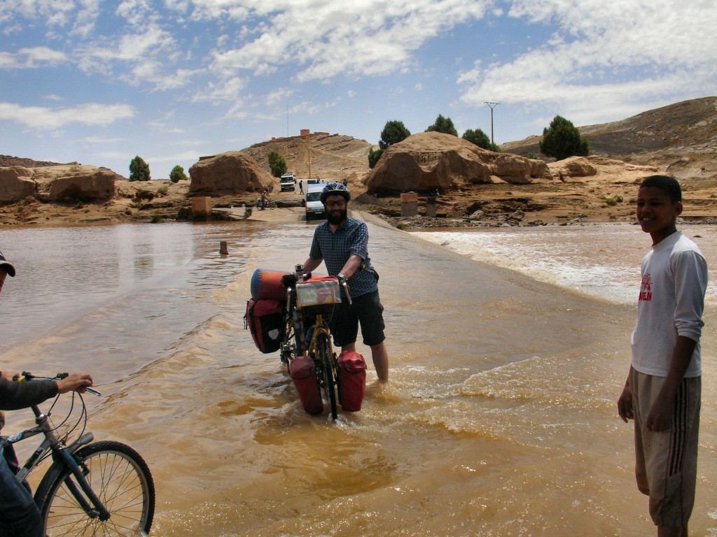 Nach den negativen Erfahrungen bei der fahrenden Durchquerung des Hochwassers am Vortag habe ich lieber das Rad durch den Fluss geschoben und dazu die Schuhe ausgezogen und die Beine meiner Hose abgezippt.