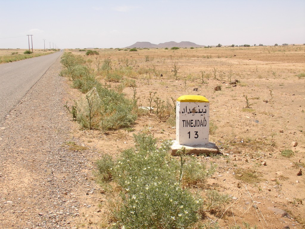 Man weiß immer, wie weit es bis zum nächsten größeren Ort ist, denn jeden Kilometer findet sich so ein Kilometerstein neben der Straße.