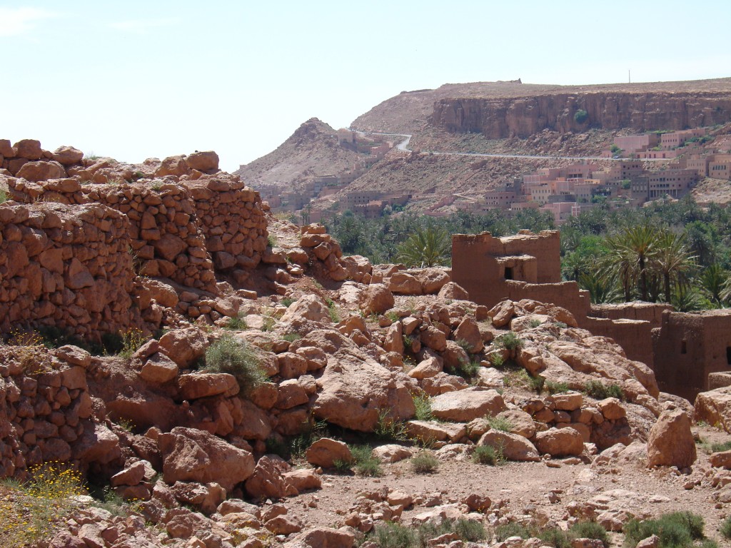 Von der Kasbah aus konnte man sehen, wie die Straße in das Tal des Todra von Tineghir aus über die Höhe ins Tal kommt.