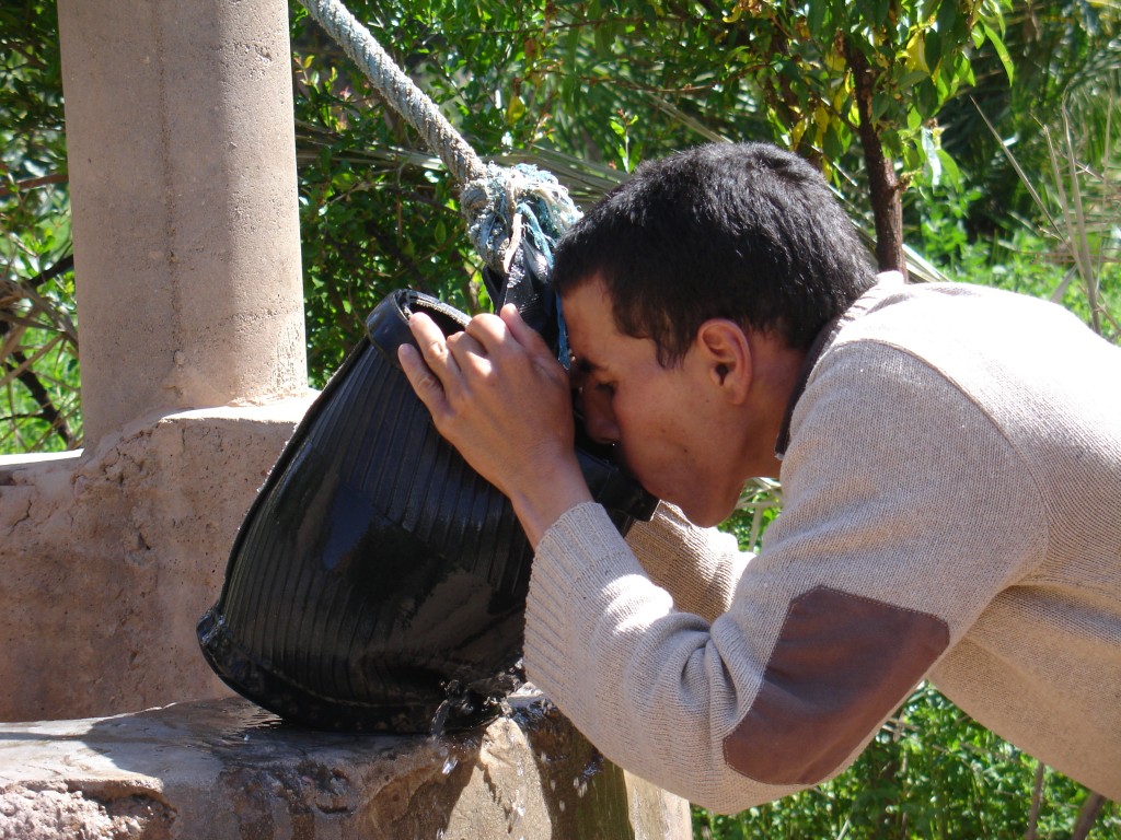 Der Eimer, der am Brunnen hing, war aus alten Autoreifen hergestellt.