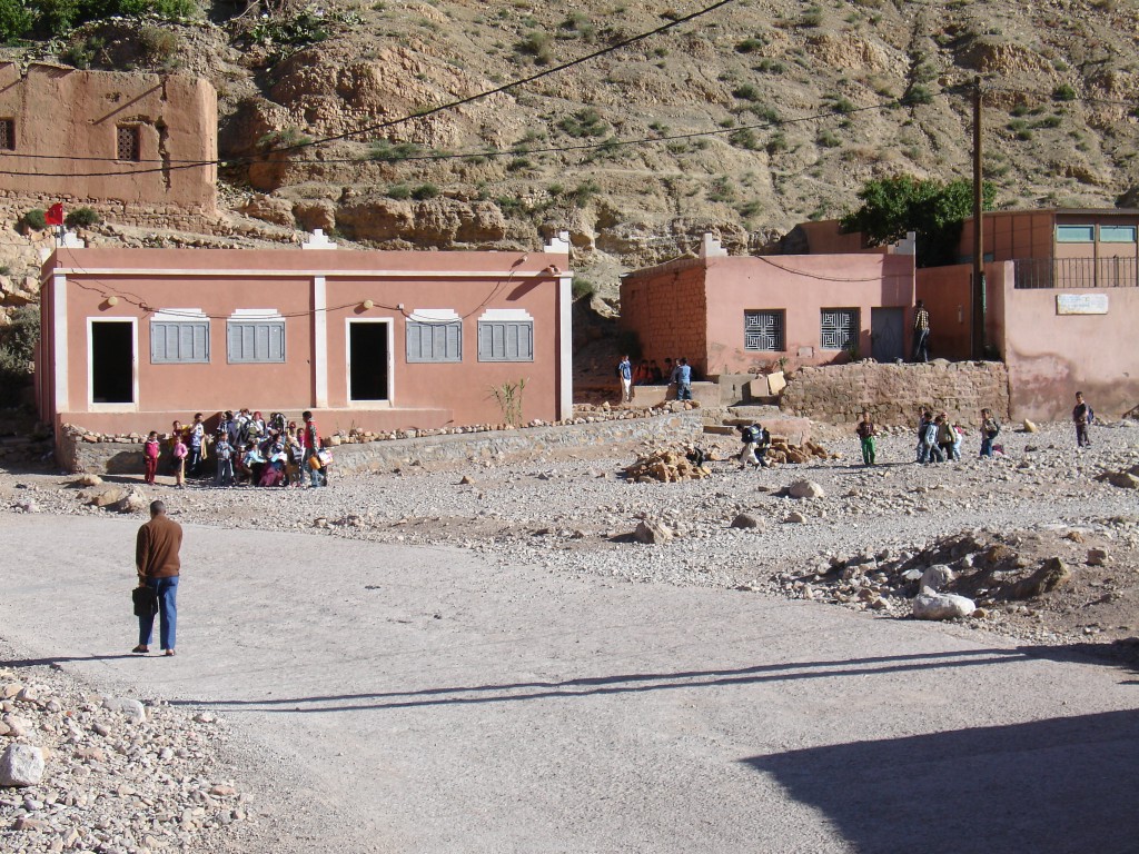 Morgens versammeln sich die Schüler vor der Schule