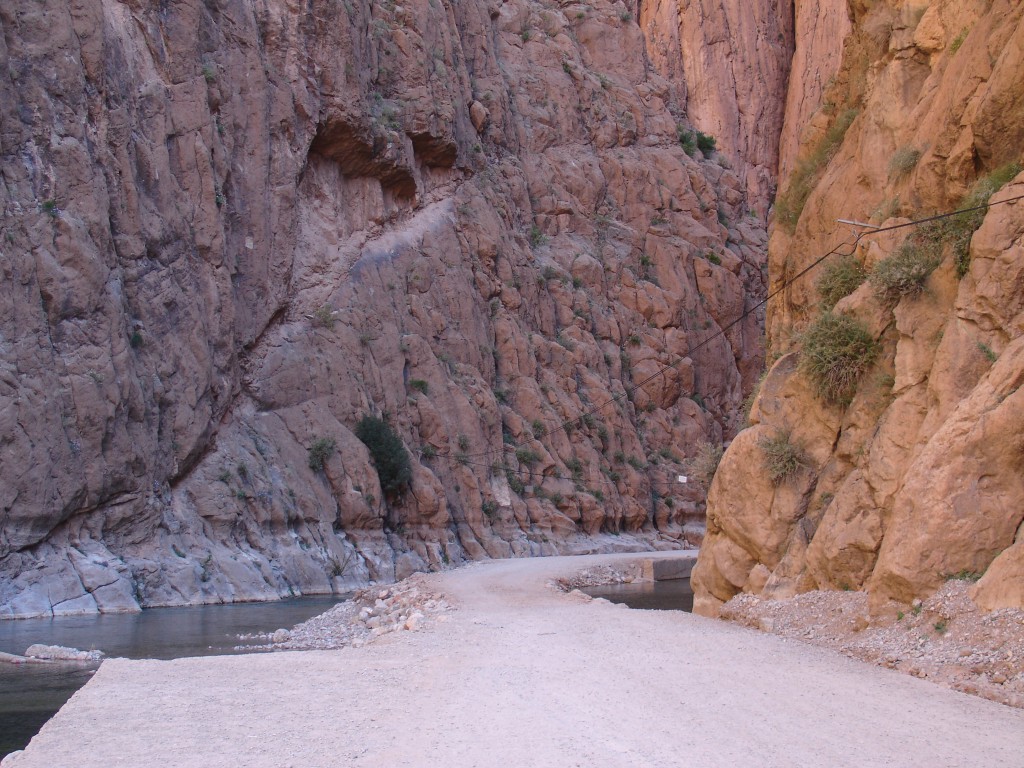 Ein Stück der Straße bei der Einfahrt in die Schlucht war mit Schotter provisorisch repariert.