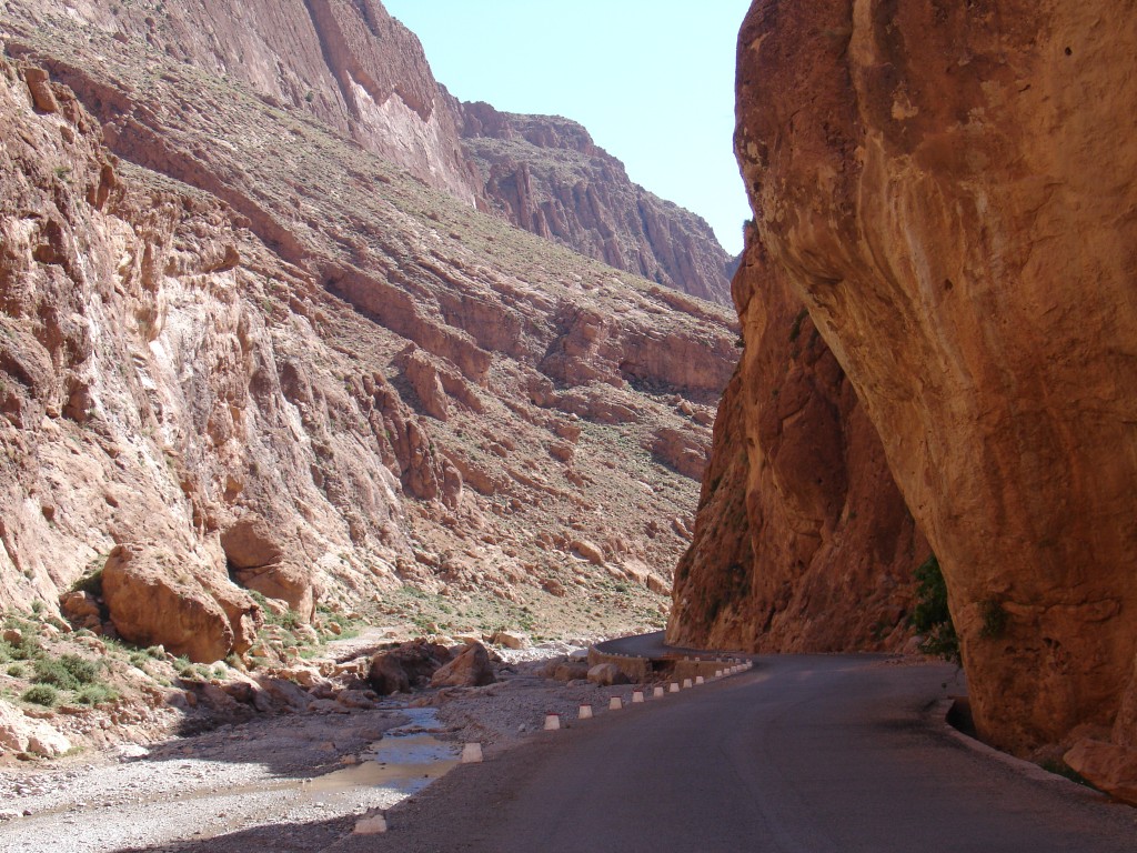 Die Straße ist unter einem überhängenden Felsen gebaut.