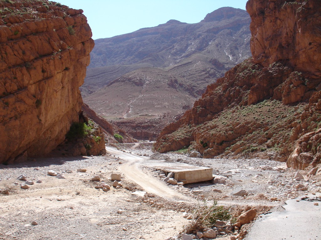 Immer wieder war die Straße weggerissen und der Weg führte durch das hier trockene Flussbett.