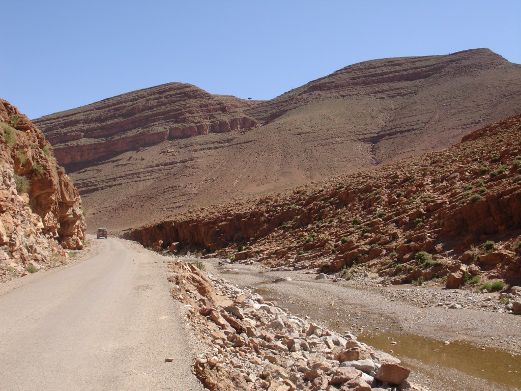 Die Straße führt durch die kaum bewachsene Bergwelt.