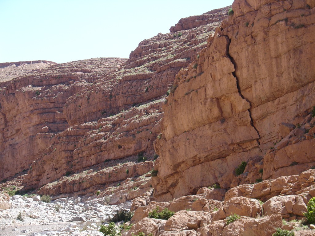 Dieser Felsen droht bald abzubrechen.