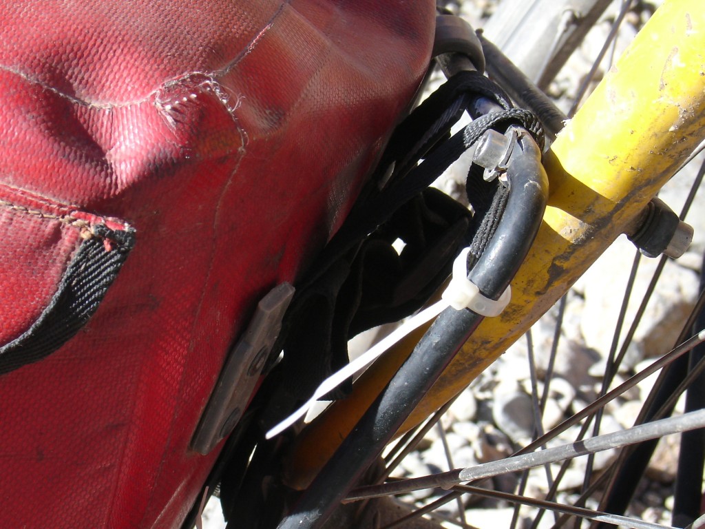 Durch die ganzen Rütteleien auf der Piste ist der eine Haken meiner Lowrider-Tasche gebrochen. Ich habe die Tasche dann mit Kabelbinder befestigt. ...