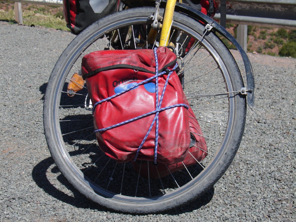 ... Kurz darauf ist auch der andere Haken gerissen, und ich habe dann die ganze Tasche mit Spanngummis am Lowrider befestigt. Das hat noch über eine Woche gehalten, solange ich in Marokko war.