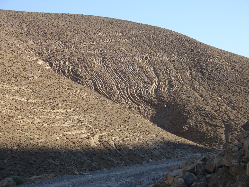 An den Bergen ohne Vegetation sieht man die Gesteinsschichtung besonders gut.