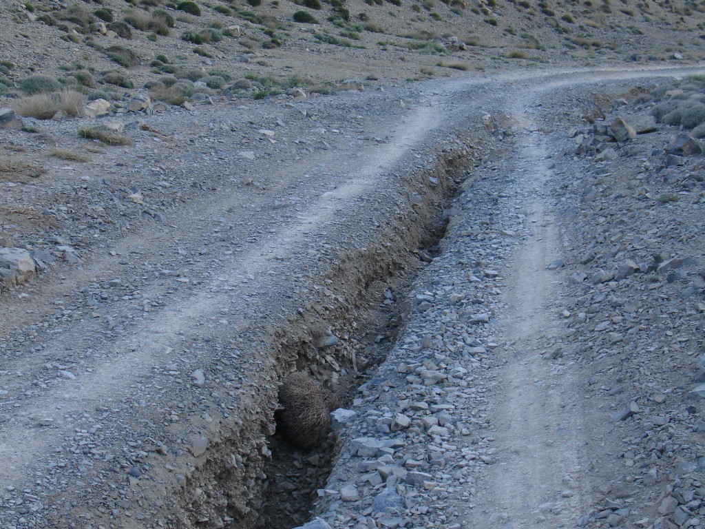 Der Graben war an dieser Stelle der Piste nicht am Rand wie üblich, sondern in der Mitte.