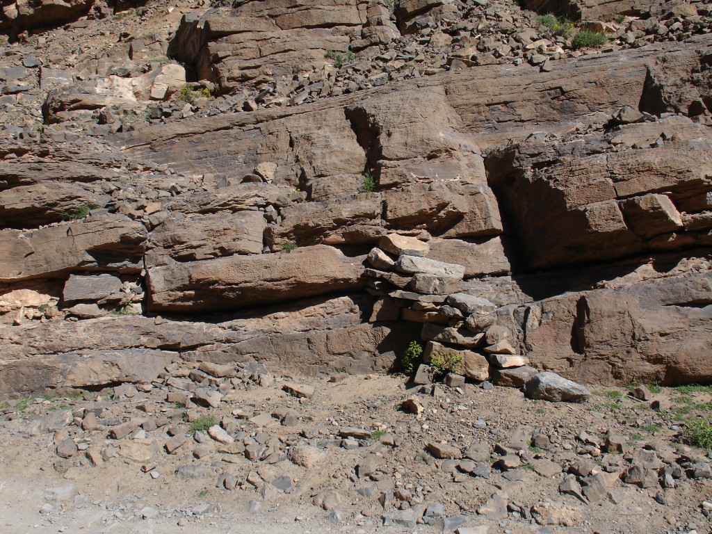 Von der Piste führte eine Treppe nach oben, vermutlich zu einem Berberlager.