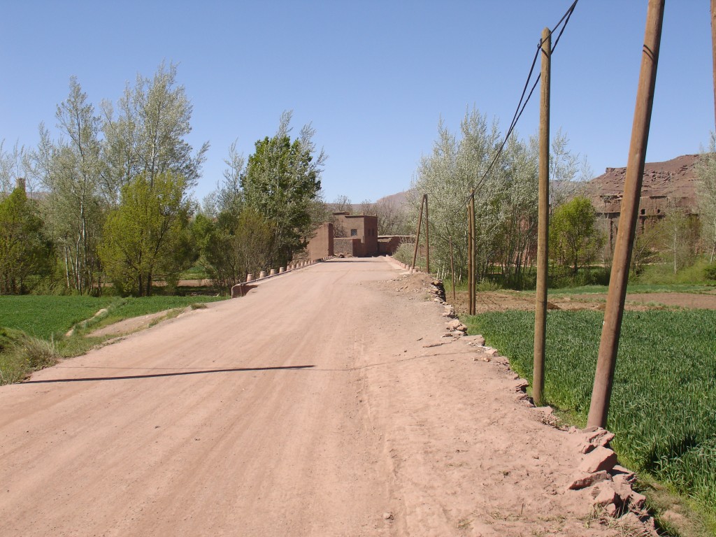 Nach 42 Kilometern Piste hatte ich endlich wieder eine Straße erreicht, wenn sie auch hier noch nicht asphaltiert war.