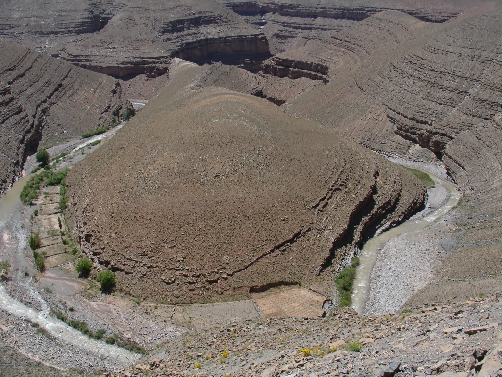 Der Fluss Dades hat sich tief in die Berglandschaft eingegraben.