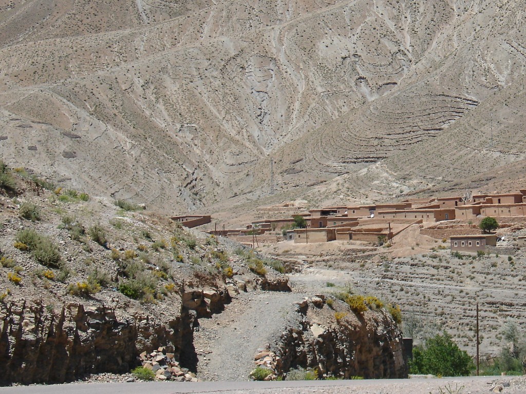 Ein Dorf in der kahlen Berglandschaft