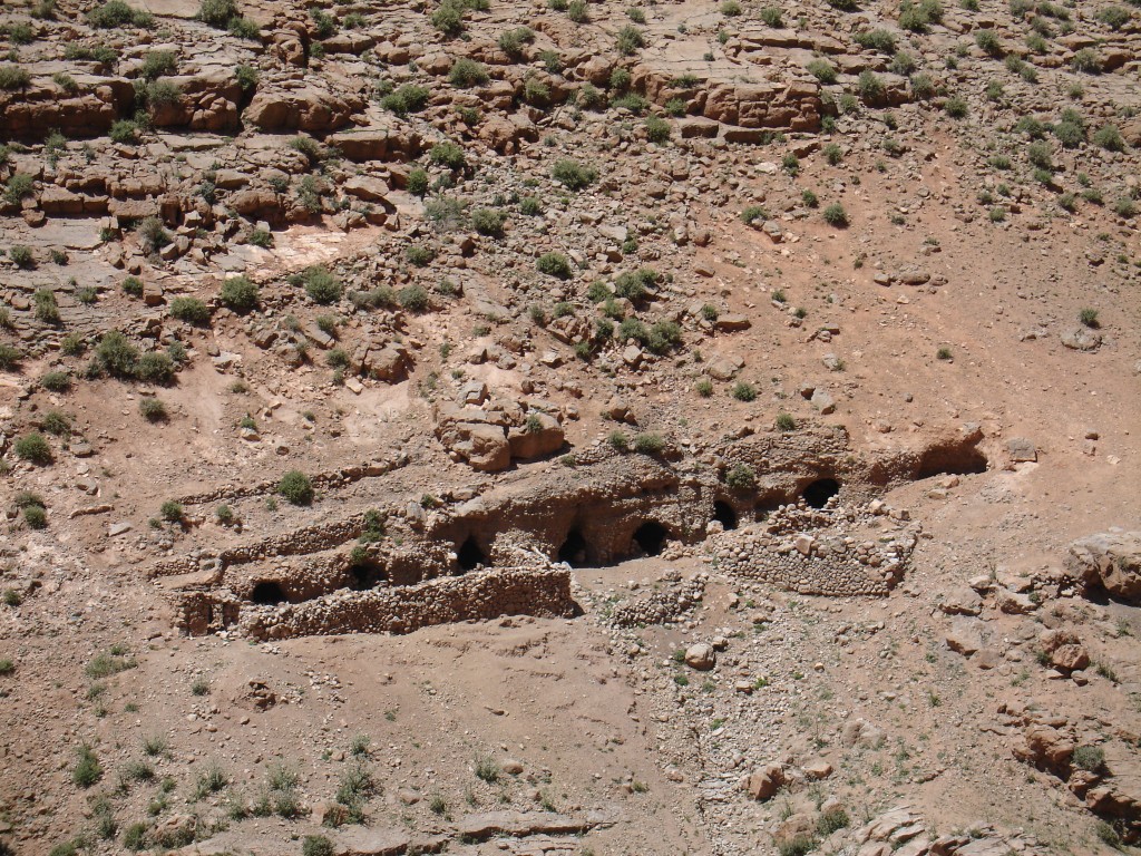 In den Höhlen am Talrand wohnen Berber.