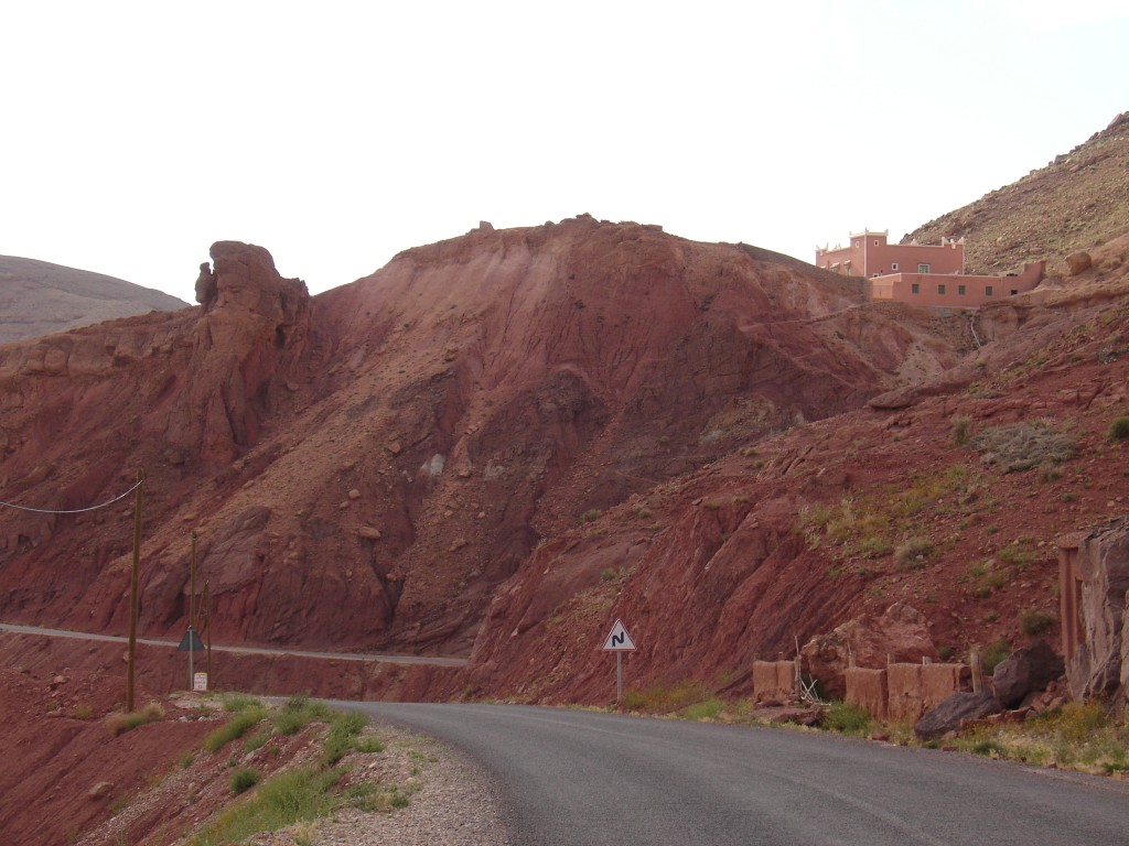 Die Straße führt durch die rote Steinlandschaft