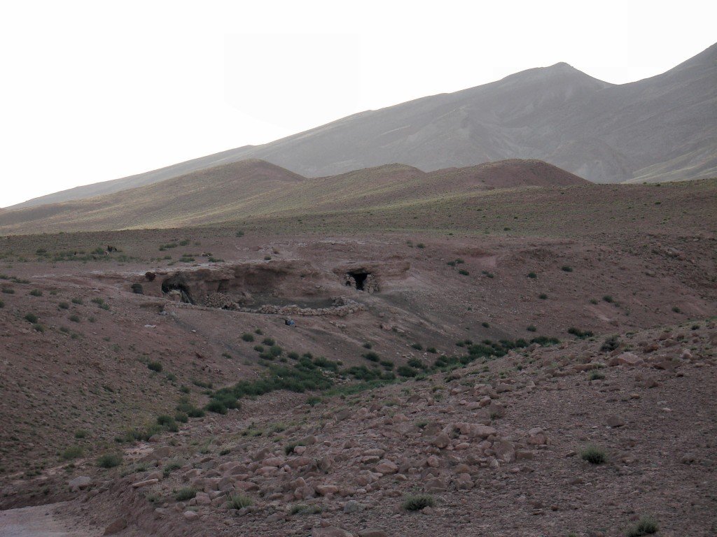 In diesen Höhlen wohnen Berber.