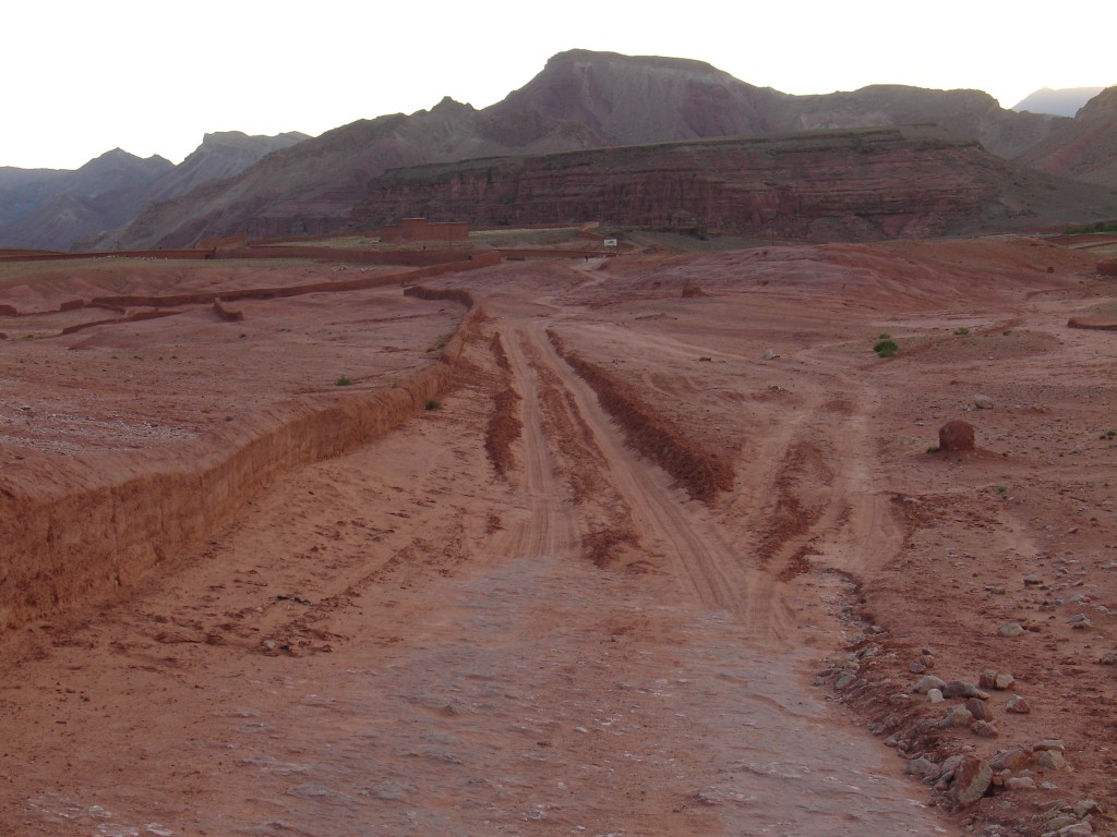 Einige Male verlief die Piste durch lockeren Sand. Dort war das Radfahren nicht einfach.